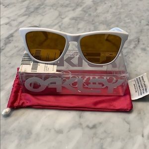 Oakley Frogskins Glow in Dark with amber lenses.